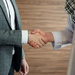 Aperto de mãos selando um acordo de negócios entre dois profissionais