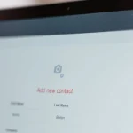 Tela de laptop mostrando formulário de captação de novo contato/proposta