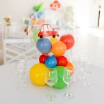 Decoração de festa infantil colorida com balões, preparada para o Dia das Crianças